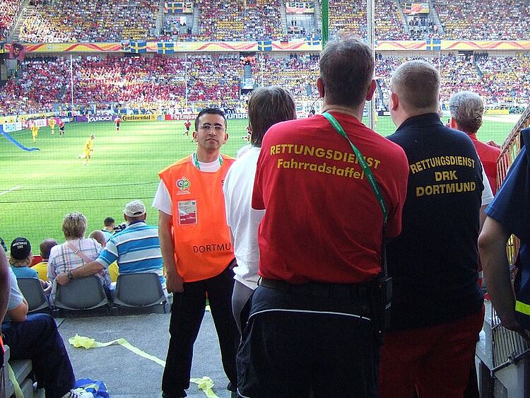 Angehörige des Rettungsdienstes im Signal Iduna Park in Dortmund (Fred Weingardt / DRK) Angehörige des Rettungsdienstes im Signal Iduna Park in Dortmund (Fred Weingardt / DRK)